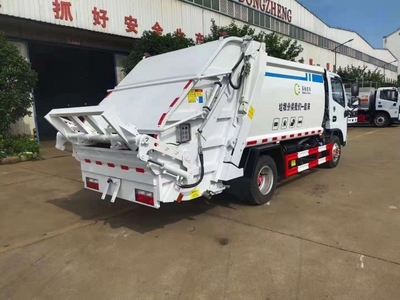 东风小多利卡6方压缩式垃圾车